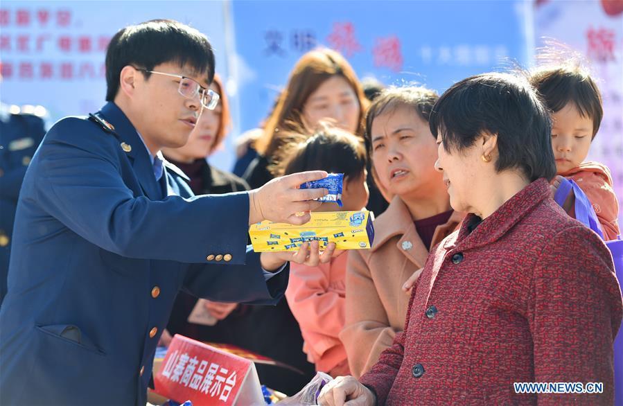 Citizens learn to distinguish counterfeit goods in Zanhuang County of Shijiazhuang, capital of north China\'s Hebei Province, on March 15, 2019, the World Consumer Rights Day. A variety of activities were held across China to raise consumers\' awareness to protect their rights on the World Consumer Rights Day. (Xinhua/Zhang Xiaofeng)