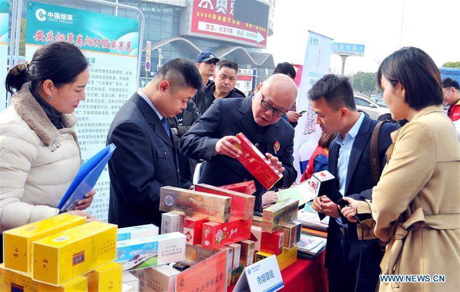 Citizens learn to distinguish counterfeit goods in Anqing, east China\'s Anhui Province, on March 15, 2019, the World Consumer Rights Day. A variety of activities were held across China to raise consumers\' awareness to protect their rights on the World Consumer Rights Day. (Xinhua/Huang Youan)