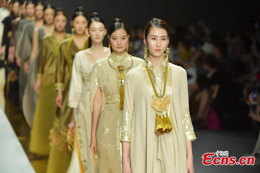 Model wear creations by brand Jixiangzhai during the 2019 Shenzhen Fashion Week in Shenzhen City, South China’s Guangdong Province, March 17, 2019. (Photo: China News Service/Chen Wen)