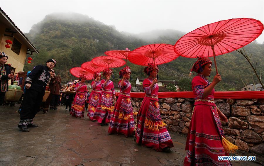 A team escorts the bride to the bridegroom\'s home at a wedding ceremony in Mianhua Village of Siba Township of Luocheng Mulao Autonomous County, south China\'s Guangxi Zhuang Autonomous Region, March 17, 2019. A traditional wedding ceremony of the Mulao ethnic group is held here on Sunday. (Xinhua/Meng Zengshi)
