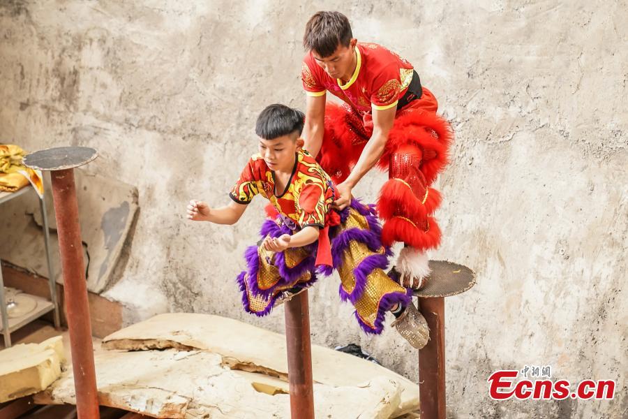 Tang Yifeng (L), a sixth grader, learns about lion dance in Tengxian County, Wuzhou City, South China\'s Guangxi Zhuang Autonomous Region, March 18, 2019. Tengxian is home to a special folk lion dance. The dance troupe, which formed in 1997, has won many top awards in contests, and its unique stunts that imitate a drunken lion or a lion climbing a cliff, for example, are particularly mind-blowing. (Photo: China News Service/Chen Guanyan)