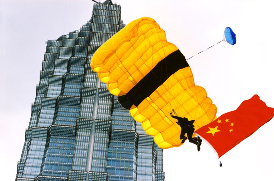 A Chinese parachutist jumped off the Jinmao Tower during a performance in this file photo.  (Photo by Zheng Xianzhang/for chinadaily.com.cn)