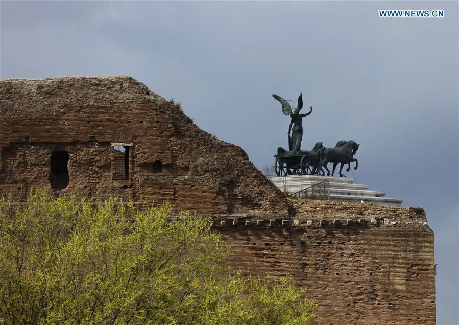 Photo taken on March 19, 2019 shows a statue near the ancient Roman ruins of the Colosseum in Rome, capital of Italy. (Xinhua/Lan Hongguang)