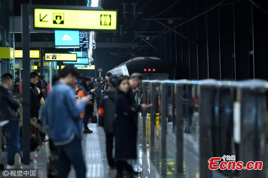 Photo shows passengers waiting for a subway train at the Haitangxi station in Southwest China\'s Chongqing, on March 11, 2019.  (Photo/VCG)