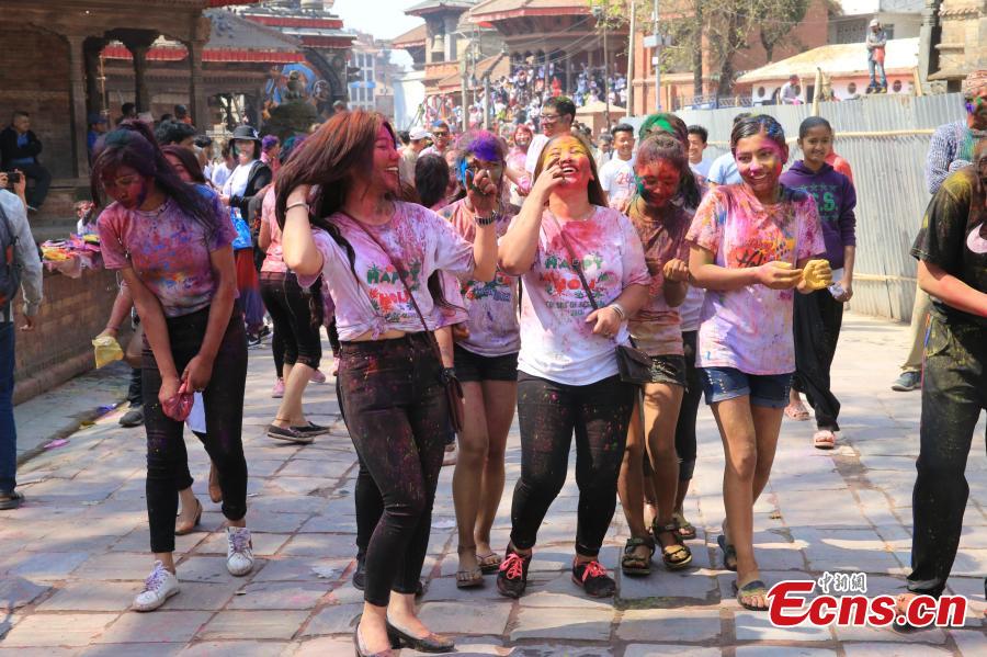 People celebrate Holi, the Festival of Colours, in Kathmandu, Nepal, March 20, 2019. Revellers, young and old, alike, celebrated the festival by smearing colourful powders and throwing colours and water to each other. (Photo: China News Service/Zhang Chenyi)