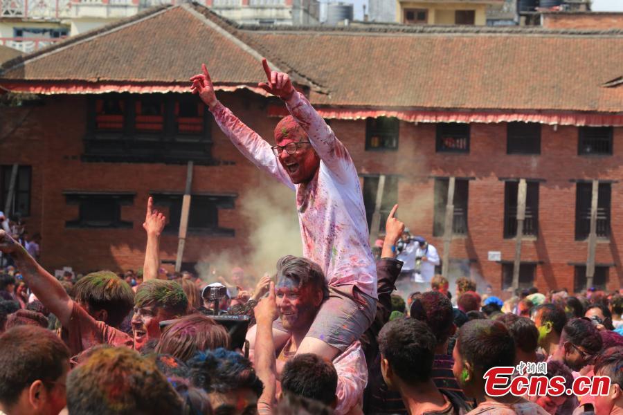 People celebrate Holi, the Festival of Colours, in Kathmandu, Nepal, March 20, 2019. Revellers, young and old, alike, celebrated the festival by smearing colourful powders and throwing colours and water to each other. (Photo: China News Service/Zhang Chenyi)