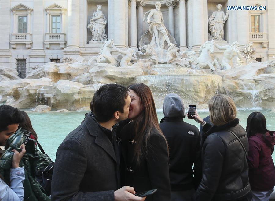 Young couple kiss in front of the Trevi Fountain in Rome, capital of Italy, March 19, 2019. (Xinhua/Lan Hongguang)