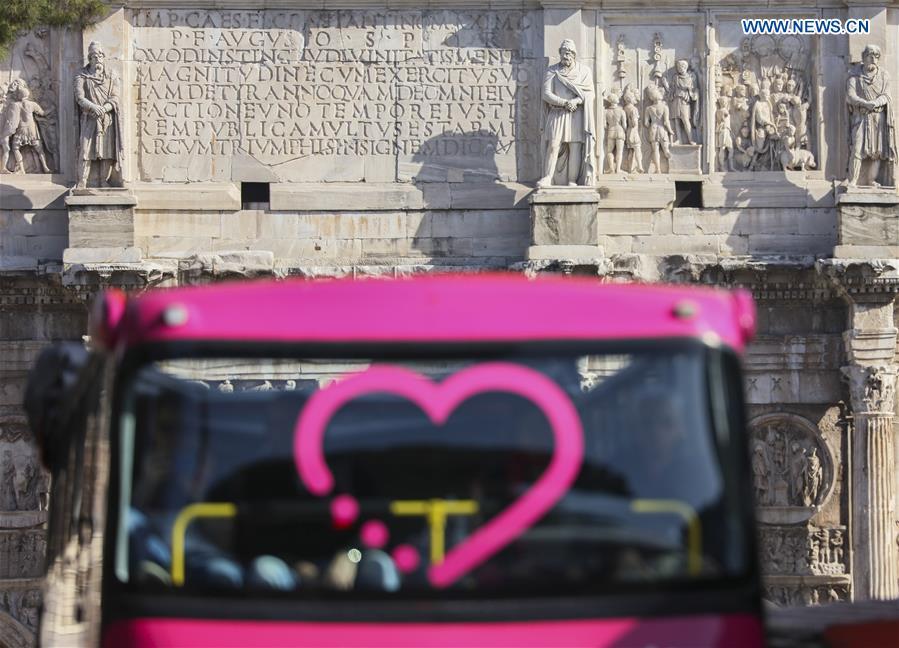 A sightseeing bus is seen in front the Constantine Arc de Triomphe in Rome, capital of Italy, March 19, 2019. (Xinhua/Lan Hongguang)