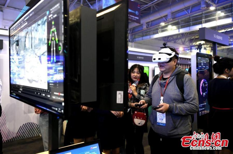 A man wearing a headset experiences 5G live streaming during the Huawei China Eco-Partner Conference 2019 at the Fuzhou Strait International Conference & Exhibition Center in Fuzhou, Fujian Province, March 21, 2019. (Photo: China News Service/Wang Dongming)