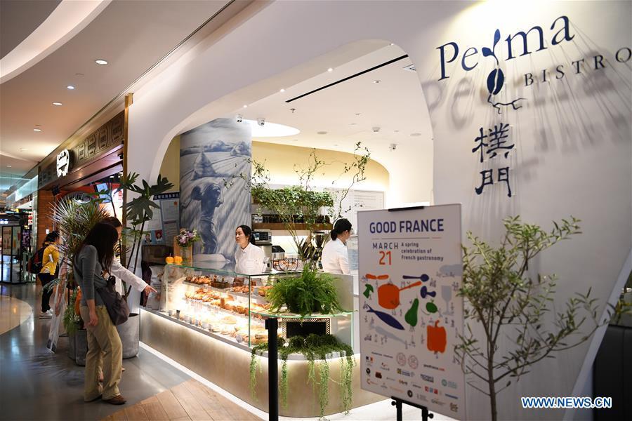 Customers choose bread at \