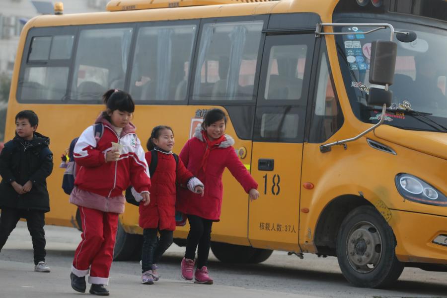 Students return to their school in Xiangshui county in Yancheng, Jiangsu province, on March 25, 2019.   (Photo/chinadaily.com.cn)