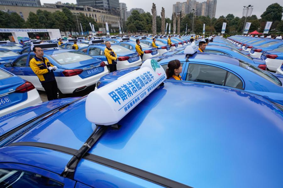 Photo taken on March 26, 2019 shows a ceremony to hand over 100 methanol-fueled taxis in Guiyang City, Guizhou Province. The city has now put 5,374 methanol-fueled taxis into service, part of a province-wide plan to have 10,000 methanol-fueled vehicles on the road by the end of the year. One of China\'s ecological pilot zones, Guizhou has unveiled a series of policies and measures in recent years to promote the use of methanol-fueled vehicles including subsidies and improved support facilities. (Photo: China News Service/He Junyi)