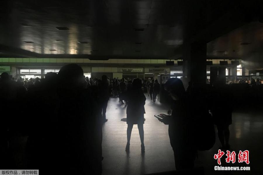 Passengers are seen during a blackout at Simon Bolivar international airport in Caracas, Venezuela March 25, 2019. (Photo/Agencies)