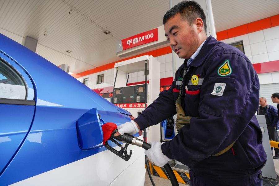 Photo taken on March 26, 2019 shows a ceremony to hand over 100 methanol-fueled taxis in Guiyang City, Guizhou Province. The city has now put 5,374 methanol-fueled taxis into service, part of a province-wide plan to have 10,000 methanol-fueled vehicles on the road by the end of the year. One of China\'s ecological pilot zones, Guizhou has unveiled a series of policies and measures in recent years to promote the use of methanol-fueled vehicles including subsidies and improved support facilities. (Photo: China News Service/He Junyi)