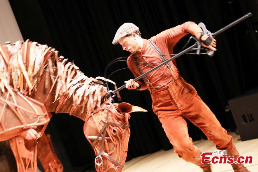The life-size horse puppet Joey and puppeteer Shaun McKee from the production of the War Horse visit Hong Kong, March 25, 2019. Based on Michael Morpurgo\'s novel, the National Theatre of Great Britain production of War Horse is about a young boy called Albert and his horse. (Photo: China News Service/Hong Shaokui)
