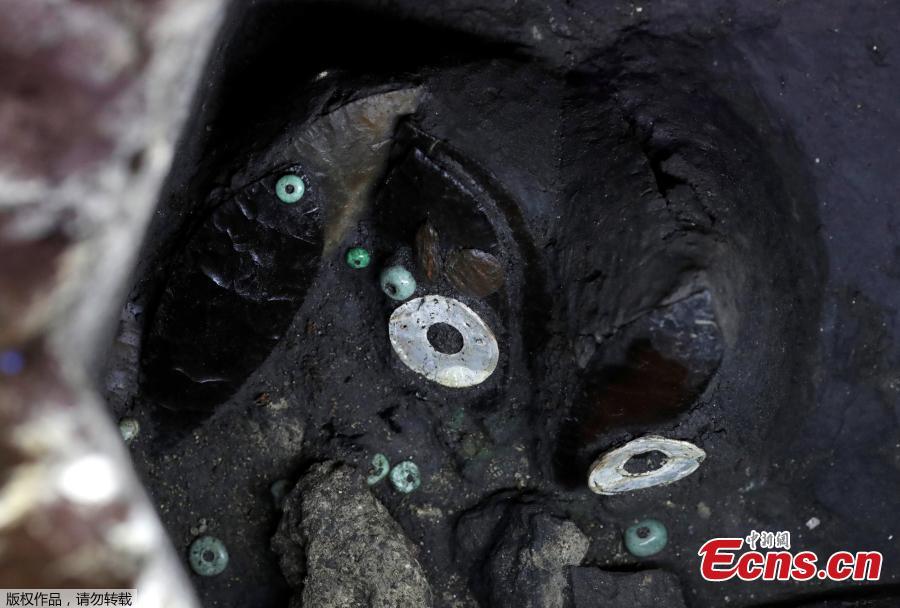 The 500-year-old interior of a stone box shows an Aztec offering including a set of black flint knives decorated to represent warriors with carved pearl, jade and green stone and used by priests in ritual sacrifices, in Mexico City, Mexico, March 14, 2019. A trove of Aztec sacrifices including a richly adorned jaguar dressed as a warrior and recently discovered in downtown Mexico City could lead archaeologists to the most tantalizing find yet: an Aztec emperor\'s tomb. (Photo/Agencies)