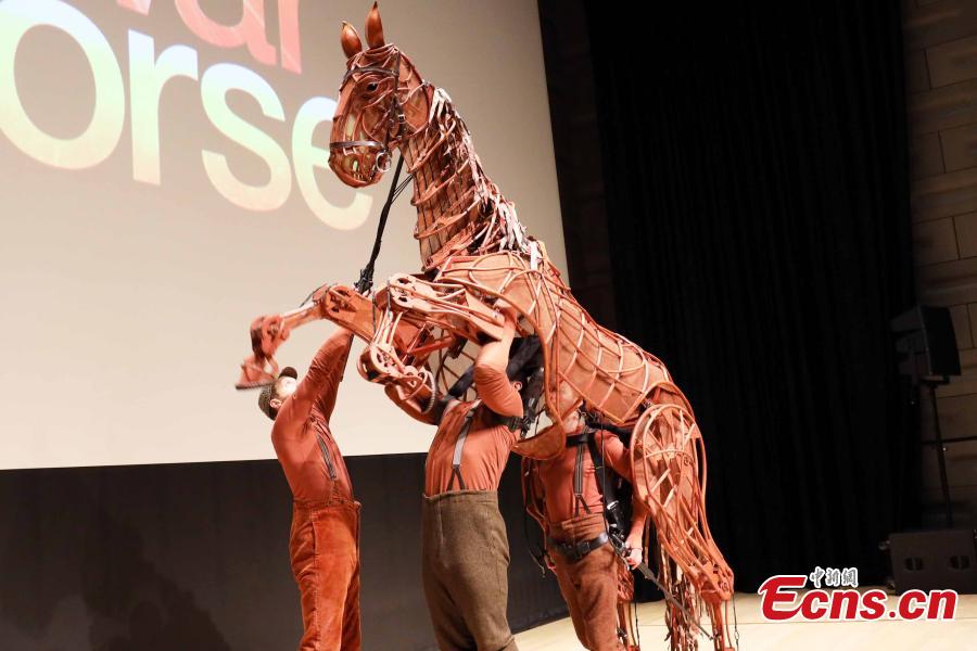 The life-size horse puppet Joey and puppeteer Shaun McKee from the production of the War Horse visit Hong Kong, March 25, 2019. Based on Michael Morpurgo\'s novel, the National Theatre of Great Britain production of War Horse is about a young boy called Albert and his horse. (Photo: China News Service/Hong Shaokui)