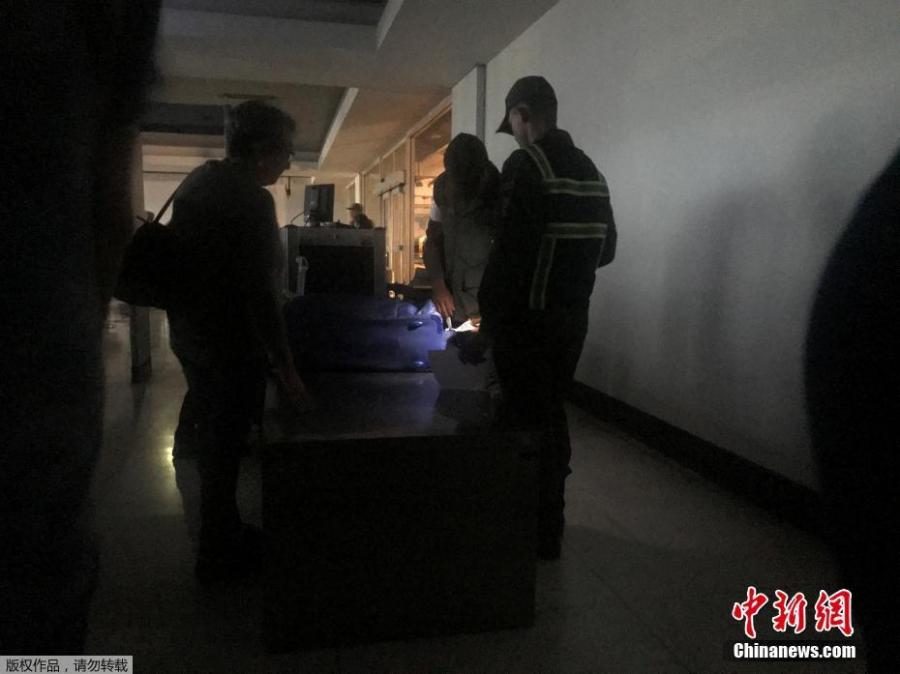 Passengers are seen during a blackout at Simon Bolivar international airport in Caracas, Venezuela March 25, 2019. (Photo/Agencies)