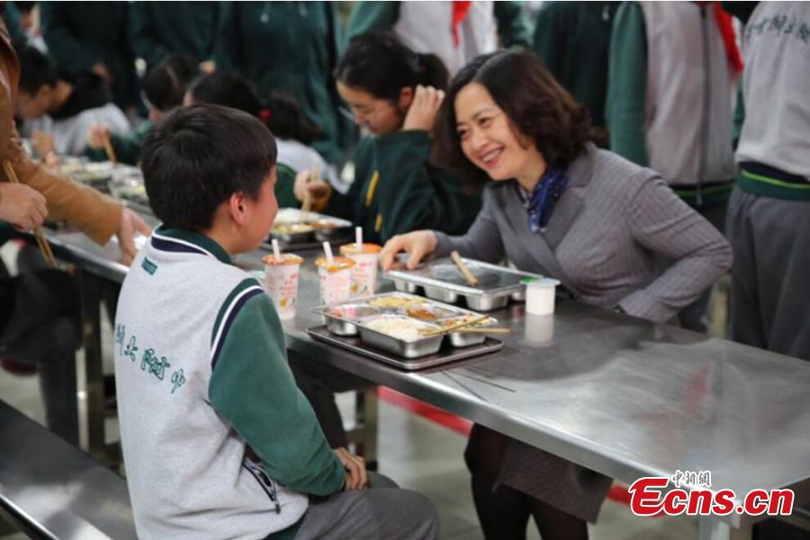 A school leader dines with students at the High School Affiliated to Nanjing Normal University Shuren Campus in Nanjing City, Jiangsu Province, March 26, 2019. The school\'s headmaster, Party chief and lead teachers of different grades have started dining with students. The Ministry of Education, the State Regulation for Market Regulation and the National Health Commission recently released a regulation on food safety, nutrition and health in schools, which will take effect on April 4, requiring principals to be responsible for food safety in schools and to dine with students. (Photo: China News Service/Ge Yong)