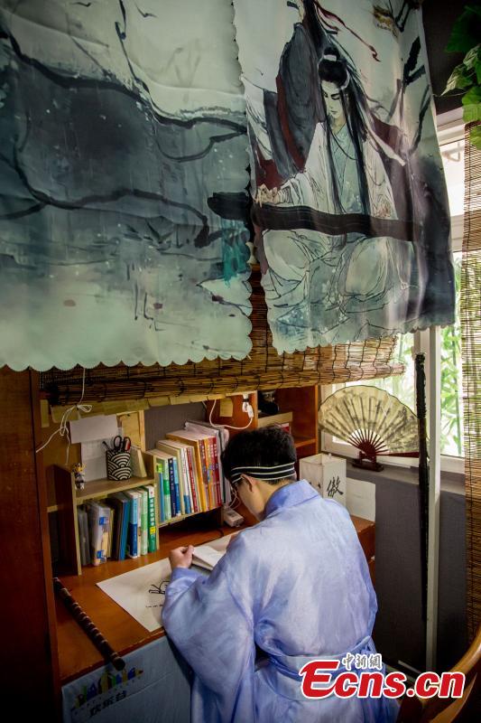 A newly-renovated dormitory room at the Wuhan Textile University Yangguang (Sunny) Campus in Wuhan City, Hubei Province, March 26, 2019. Four students have completely overhauled their dormitory room, decorating it with plastic bamboo trees, traditional window decorations and paintings reflecting Hui-style architecture. The four students are known to don traditional costumes and play Go, imitating the lifestyles of ancient Chinese scholars. (Photo: China News Service/Zhang Chang)