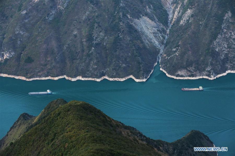 Ships sail in the Wuxia Gorge, one of the Three Gorges on the Yangtze River, in Wushan County, southwest China\'s Chongqing Municipality, March 26, 2019. (Xinhua/Wang Quanchao)