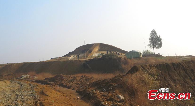 A view of the excavation at a tomb of the Spring and Autumn Period in  Shangxing Town, Liyang City, East China’s Jiangsu Province. . The tomb complex, a circular mound, has a diameter of about 40 meters and a height of four meters. Archaeologists have unearthed more than 100 artefacts from the site, including pottery jars and other vessels. The eggshells were found in the No. 11 tomb, along with other utensils. (Photo: China News Service/Shi Jun)