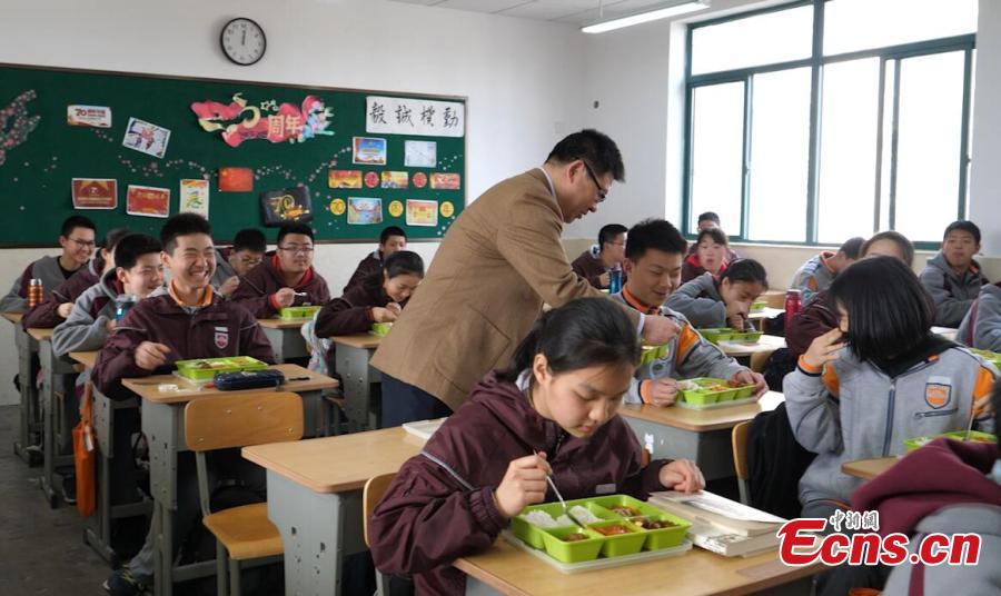 The principal of Nanjing Zhongying Middle School dines with students in Nanjing, Jiangsu. The Ministry of Education, the State Regulation for Market Regulation and the National Health Commission recently released a regulation on food safety, nutrition and health in schools, which will take effect on April 4, requiring principals to be responsible for food safety in schools and to dine with students. (Photo: China News Service/Ge Yong)