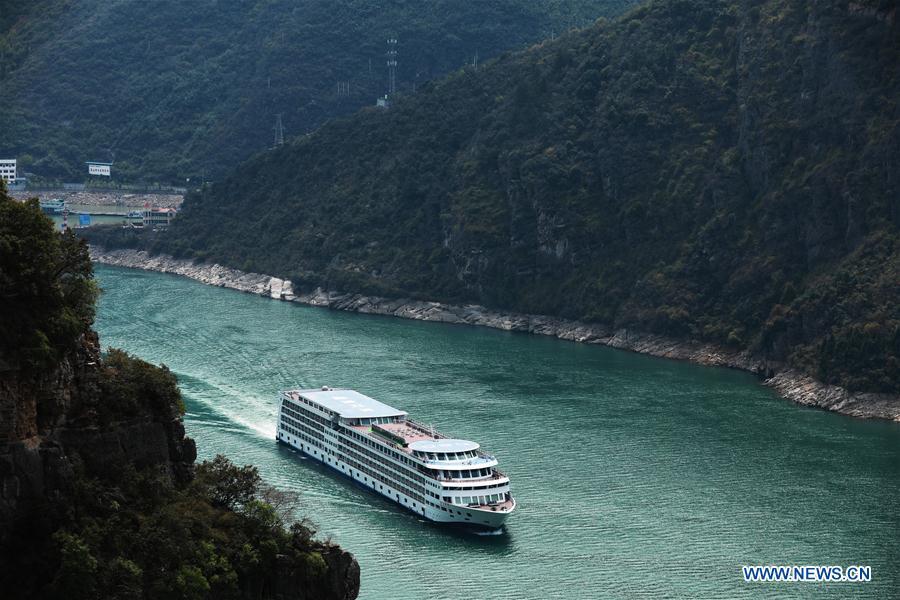 A passenger ship sails in the Wuxia Gorge, one of the Three Gorges on the Yangtze River, in Wushan County, southwest China\'s Chongqing Municipality, March 26, 2019. (Xinhua/Wang Quanchao)