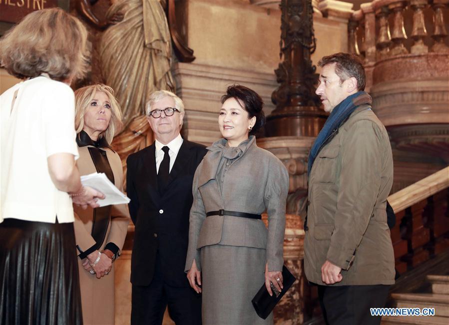 Chinese President Xi Jinping\'s wife Peng Liyuan, accompanied by French President Emmanuel Macron\'s wife Brigitte Macron, visits the Opera Garnier in Paris, France, March 25, 2019. (Xinhua/Ding Lin)