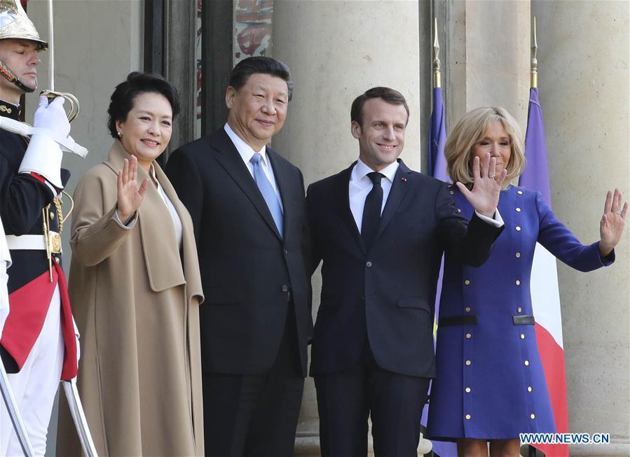 Chinese President Xi Jinping (C) and his wife Peng Liyuan (4th R) pose for a group photo with French President Emmanuel Macron (2nd R) and his wife Brigitte Macron at a see-off ceremony in Paris March 26, 2019. Xi Jinping on Tuesday ended his state visit to France. (Xinhua/Ding Lin)