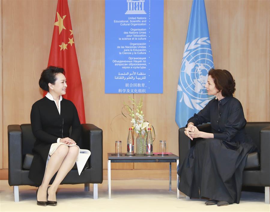 Peng Liyuan(L), wife of Chinese President Xi Jinping, and UNESCO special envoy for the advancement of girls\' and women\'s education, meets with UNESCO\'s Director-General Audrey Azoulay before the special session on girls\' and women\'s education in Paris, France, March 26, 2019. (Xinhua/Ding Lin)