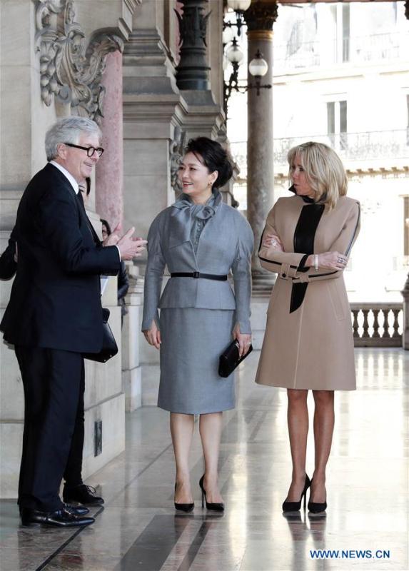 Chinese President Xi Jinping\'s wife Peng Liyuan, accompanied by French President Emmanuel Macron\'s wife Brigitte Macron, visits the Opera Garnier in Paris, France, March 25, 2019. (Xinhua/Ding Lin)