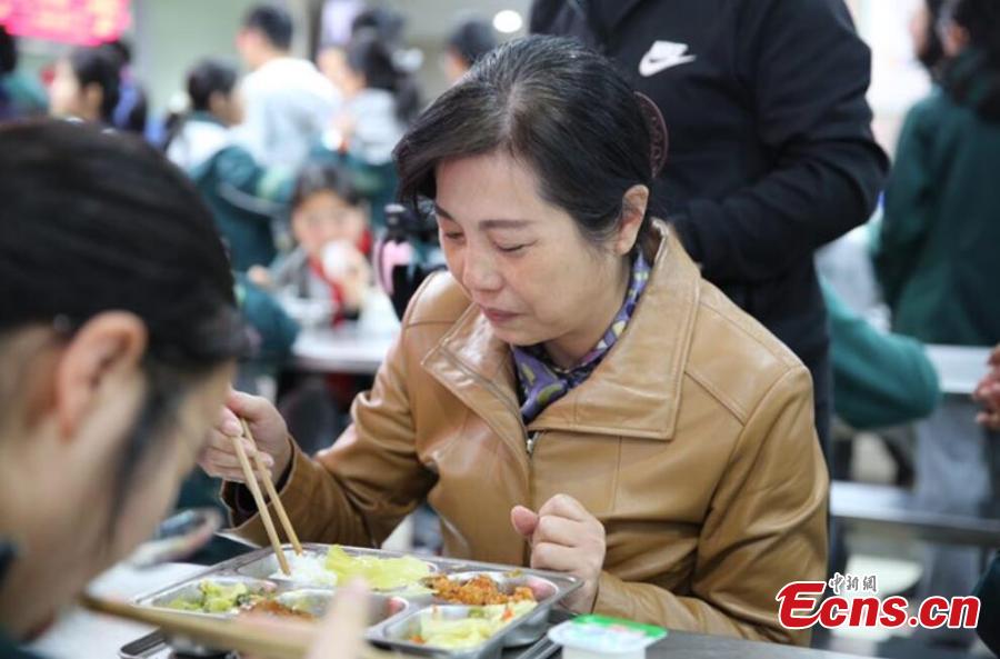 Schools in Nanjing, Jiangsu start to implement a new policy that requires principals to dine with students. The Ministry of Education, the State Regulation for Market Regulation and the National Health Commission recently released a regulation on food safety, nutrition and health in schools, which will take effect on April 4, requiring principals to be responsible for food safety in schools and to dine with students. (Photo: China News Service/Ping Baonan)