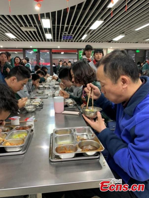 Schools in Nanjing, Jiangsu start to implement a new policy that requires principals to dine with students. The Ministry of Education, the State Regulation for Market Regulation and the National Health Commission recently released a regulation on food safety, nutrition and health in schools, which will take effect on April 4, requiring principals to be responsible for food safety in schools and to dine with students. (Photo: China News Service/Ping Baonan)