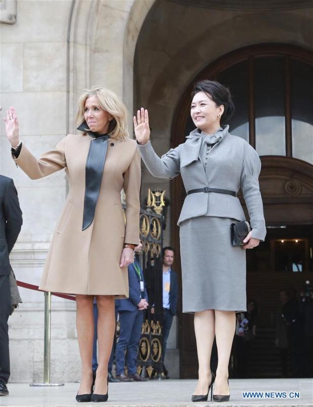 Chinese President Xi Jinping\'s wife Peng Liyuan, accompanied by French President Emmanuel Macron\'s wife Brigitte Macron, visits the Opera Garnier in Paris, France, March 25, 2019. (Xinhua/Ding Lin)