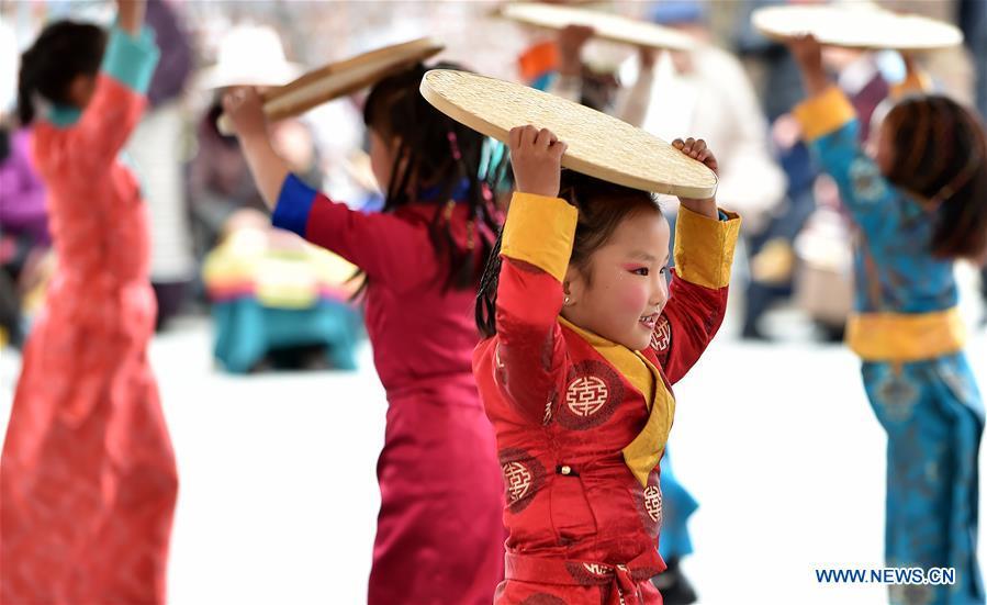 Children dance to celebrate the 60th anniversary of democratic reforms in Tibet, at a community in Lhasa, capital of southwest China\'s Tibet Autonomous Region, March 23, 2019. (Xinhua/Chogo)