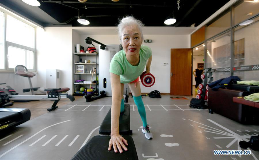 Bai Jinqin, a 74-year-old bodybuilding adept, exercises at a gym in north China\'s Tianjin, March 13, 2019. Bai has kept exercising for 14 years. After finishing her housework, Bai likes to spend one hour every day at the gym to build her body. The hobby has rewarded her with good physique and energy. (Xinhua/Yue Yuewei)