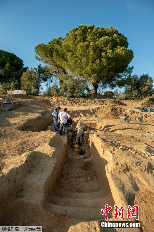French archaeologists have unearthed an Etruscan tomb containing a skeleton and dozens of artefacts in Corsica, a rare discovery that could shed new light on the wealthy civilization of northern Italy and its assimilation into the Roman Empire. (Photo/Agencies)