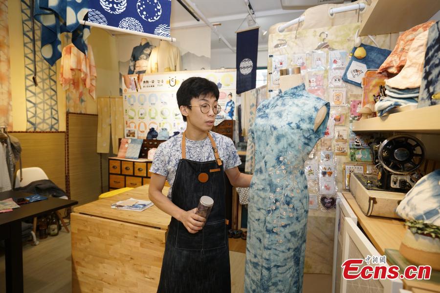 Eric Cheung, founder of Dyelicious, shows a cheongsam dyed with natural ingredients, in Hong Kong. (Photo: China News Service/Zhang Wei)