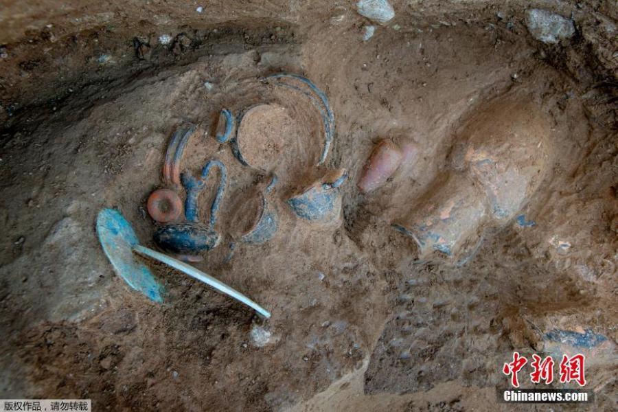 French archaeologists have unearthed an Etruscan tomb containing a skeleton and dozens of artefacts in Corsica, a rare discovery that could shed new light on the wealthy civilization of northern Italy and its assimilation into the Roman Empire. (Photo/Agencies)