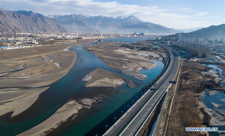 Aerial photo taken on Jan. 11, 2019 shows a road leading to Lhasa, southwest China\'s Tibet Autonomous Region. Infrastructure has been improved in Tibet, as a comprehensive transportation network composed of highways, railways and air routes has been formed. (Xinhua/Purbu Zhaxi)