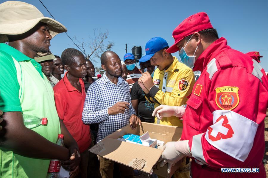 Members of Chinese rescue team work in Lamago Village, 90 km from Beira, Mozambique, March 26, 2019. A Chinese rescue team went to Lamago Village to carry out disaster relief work on Tuesday. (Xinhua/Zhang Yu)