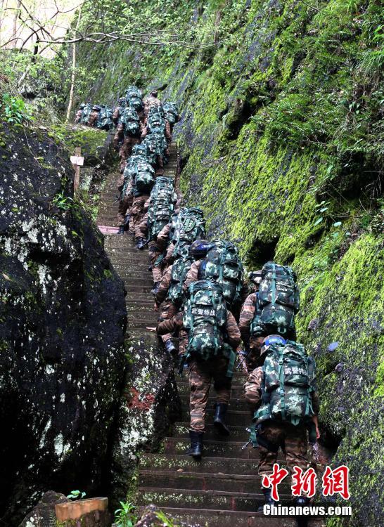 Armed police undergo intensive training in Sanming City, Fujian Province. The training included challenging search and rescue operations and aimed to enhance preparedness against terrorism. (Photo: China News Service/Hu Xin)
