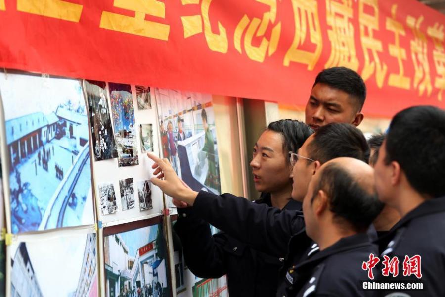 A photo exhibition shows the strides made in Tibet in the six decades since reform, at a border inspection station in Nyalam County, Shigatse Prefecture, Southwest China\'s Tibet Autonomous Region, March 26, 2019. Various events, such as the flag-raising ceremony, performances and photo exhibitions to highlight the strides made in six decades, have been held across many areas in the autonomous region.  Thursday marks the 60th anniversary of democratic reform that abolished ruthless theocracy and serfdom, and established a socialist system that has seen booming economic, political, religious, cultural and social development on the plateau. (Photo: China News Service/He Penglei)