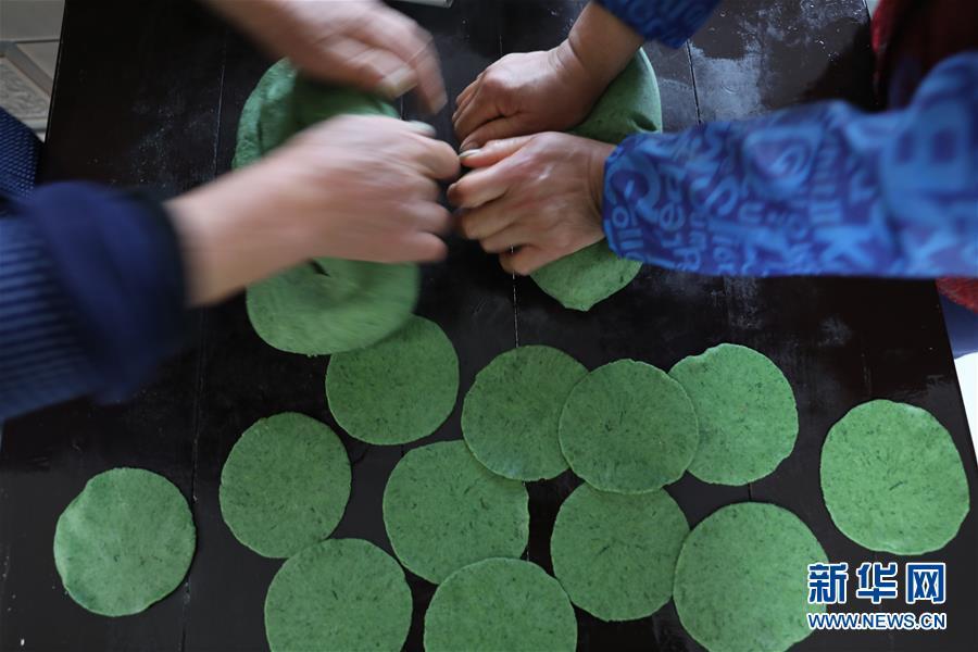 Wild mugwort is made into wrappers for qingtuan in Tianmushan township, Hangzhou city in East China\'s Zhejiang province on March 27, 2019. (Photo/Xinhua)