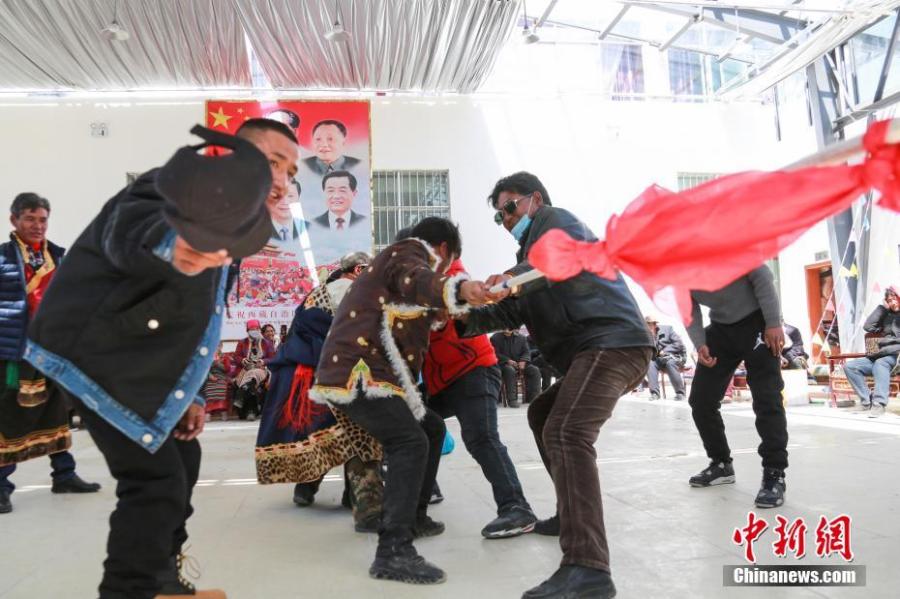 A tug of war competition is held to mark the 60th anniversary of democratic reform in Gar County, Ngari Prefecture of Southwest China\'s Tibet Autonomous Region, March 26, 2019. Various events, such as the flag-raising ceremony, performances and photo exhibitions to highlight the strides made in six decades, have been held across many areas in the autonomous region.  Thursday marks the 60th anniversary of democratic reform that abolished ruthless theocracy and serfdom, and established a socialist system that has seen booming economic, political, religious, cultural and social development on the plateau. (Photo: China News Service/He Penglei)