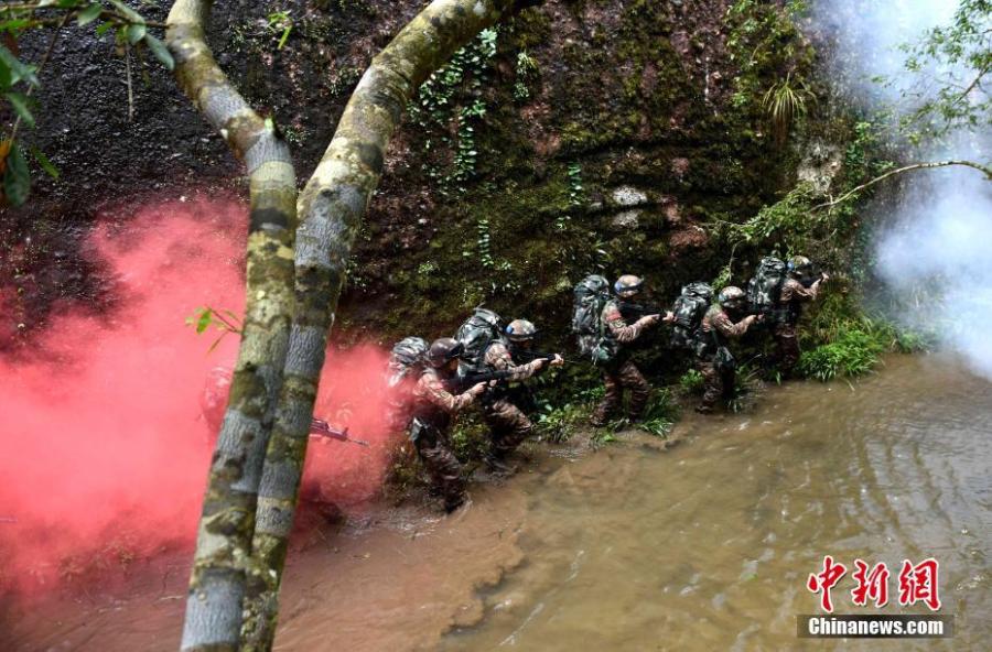 Armed police undergo intensive training in Sanming City, Fujian Province. The training included challenging search and rescue operations and aimed to enhance preparedness against terrorism. (Photo: China News Service/Zhuang Biao)