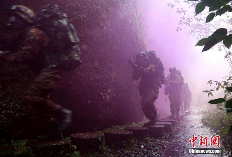 Armed police undergo intensive training in Sanming City, Fujian Province. The training included challenging search and rescue operations and aimed to enhance preparedness against terrorism. (Photo: China News Service/Hu Xin)