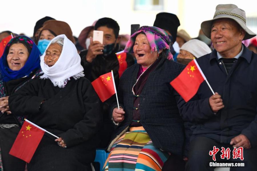 Residents watch a performance to mark the 60th anniversary of democratic reform in Lhasa, Southwest China\'s Tibet Autonomous Region, March 27, 2019. Various events, such as the flag-raising ceremony, performances and photo exhibitions to highlight the strides made in six decades, have been held across many areas in the autonomous region.  Thursday marks the 60th anniversary of democratic reform that abolished ruthless theocracy and serfdom, and established a socialist system that has seen booming economic, political, religious, cultural and social development on the plateau. (Photo: China News Service/He Penglei)