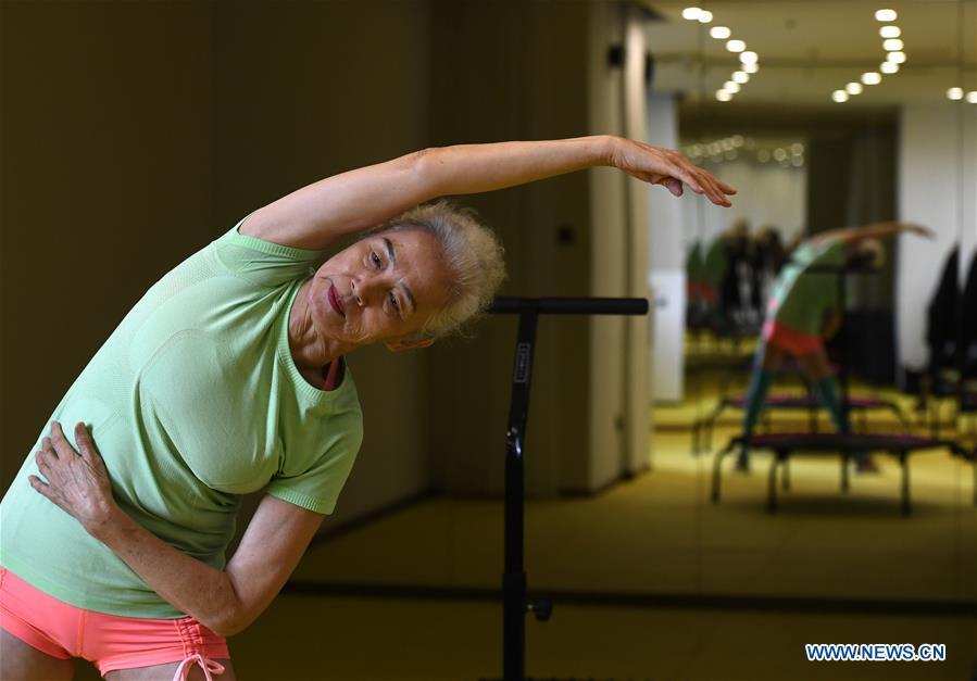Bai Jinqin, a 74-year-old bodybuilding adept, exercises at a gym in north China\'s Tianjin, March 13, 2019. Bai has kept exercising for 14 years. After finishing her housework, Bai likes to spend one hour every day at the gym to build her body. The hobby has rewarded her with good physique and energy. (Xinhua/Yue Yuewei)